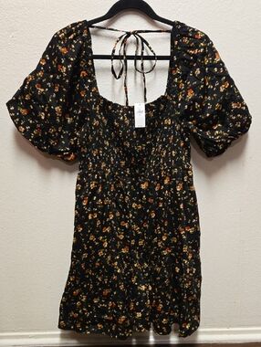 NWT, GAP Smocked Floral Mini Dress Puff Sleeve Tie Back With Pockets, Size M